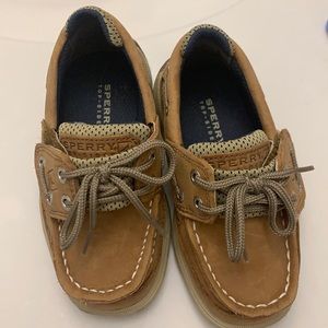 Sz 7.5 medium toddler Sperrys excellent condition. They are like new.